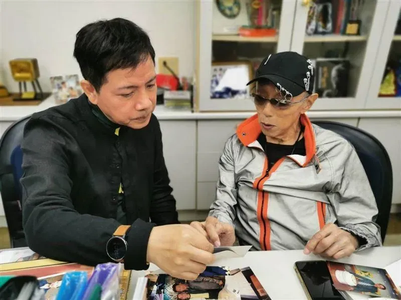 陳凱倫(左)發出合照弔唁葉天健。(圖/翻攝自陳凱倫 臉書)