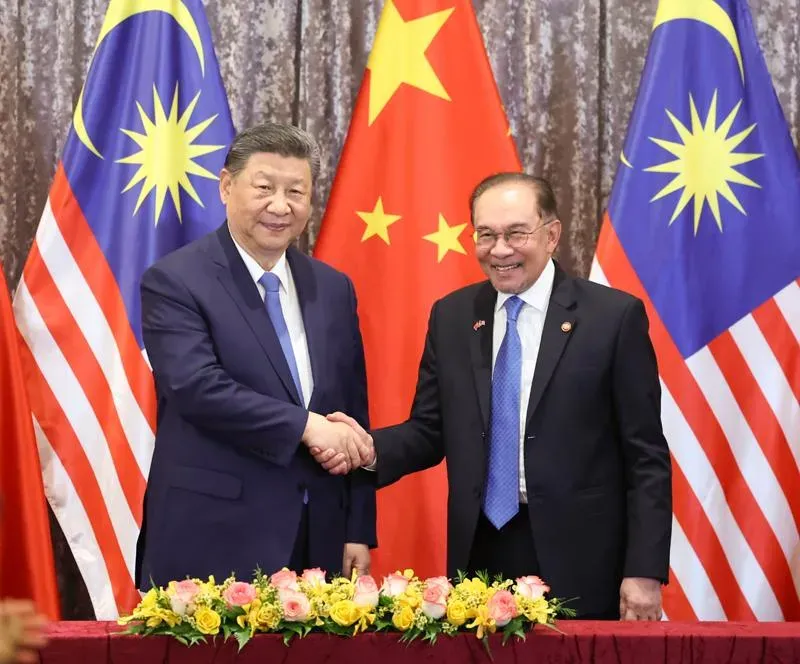 習近平(左)日前訪馬來西亞與首相安華(右)會晤。(圖/美聯社)