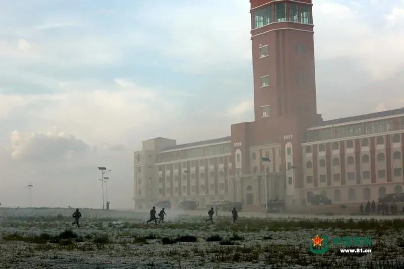 解放軍演習影片曾出現類似總統府建築。（圖／翻攝中國軍網）