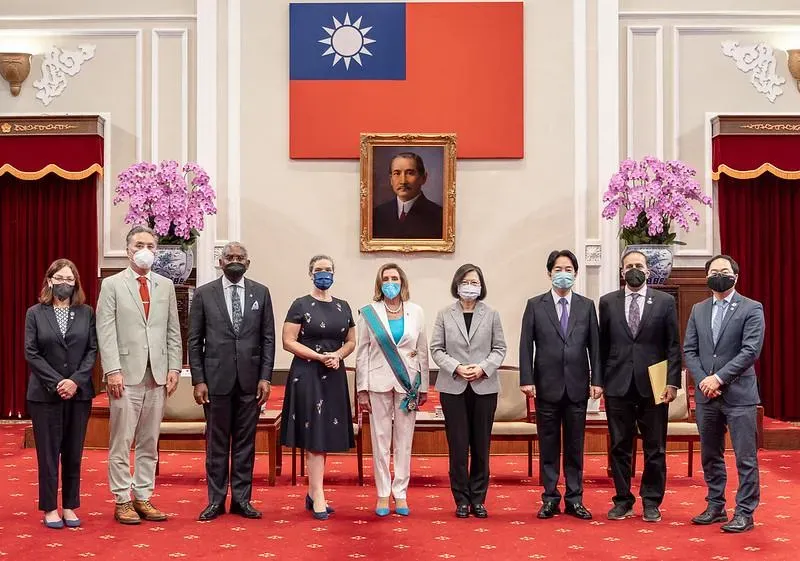 蔡英文與裴洛西訪團一行合影。(圖/翻攝總統府)