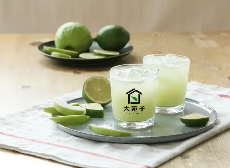 到大苑子APP領取優惠券，即享芭樂檸檬2杯99元（原價130元）。（圖／大苑子提供）
