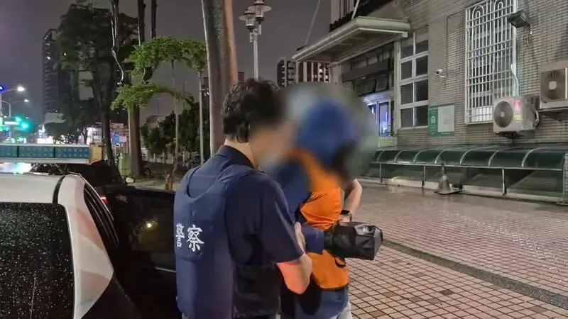 楊男因不滿吳男與陳男在公祭會場吵架而上前勸阻,卻公親變事主持工具刀刺向吳男。(圖/翻攝畫面)
