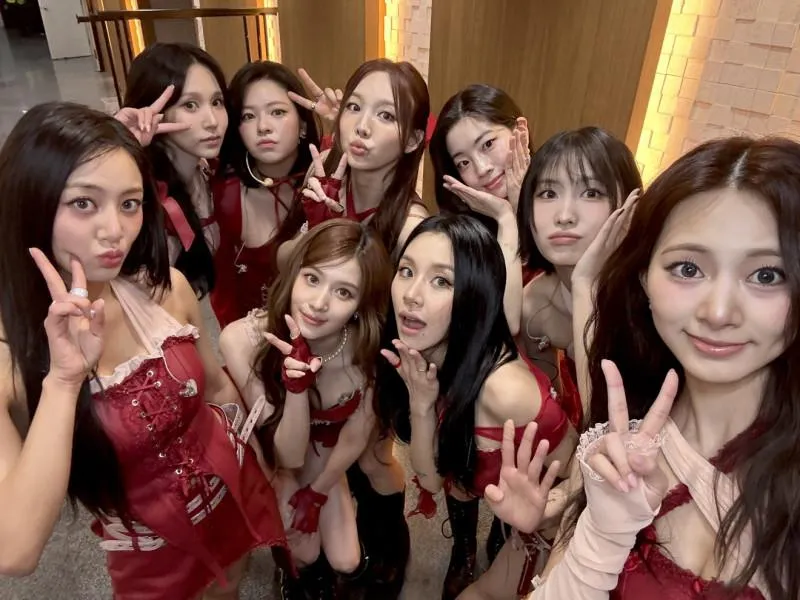 TWICE成員娜璉（後排左三）疑似將在高雄啤酒節打頭陣開唱。（圖／翻攝自X）