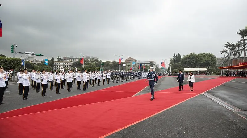 賴清德總統今早(3日)主持「軍禮歡迎馬紹爾群島共和國總統海妮伉儷」。(圖/總統府提供)