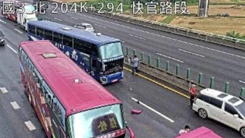 國道3號快官路段段發生11車嚴重追撞。（圖／翻攝自國道即時影像）