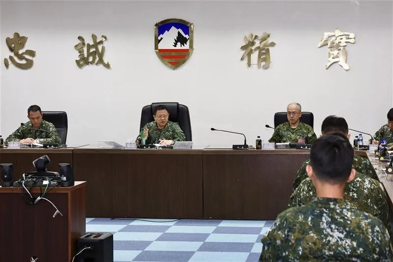 指揮官李榮華主持漢光演習整備研討。(圖/第5作戰區提供)