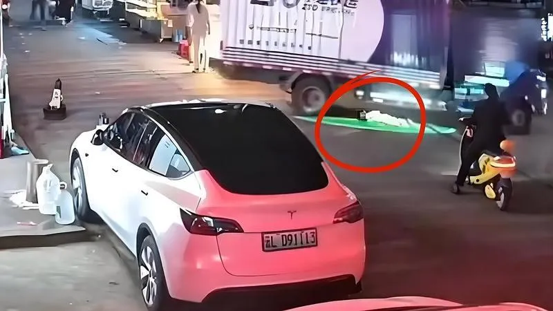 男童趴地玩耍遭快遞車輾斃。(圖/翻攝觀象視頻)
