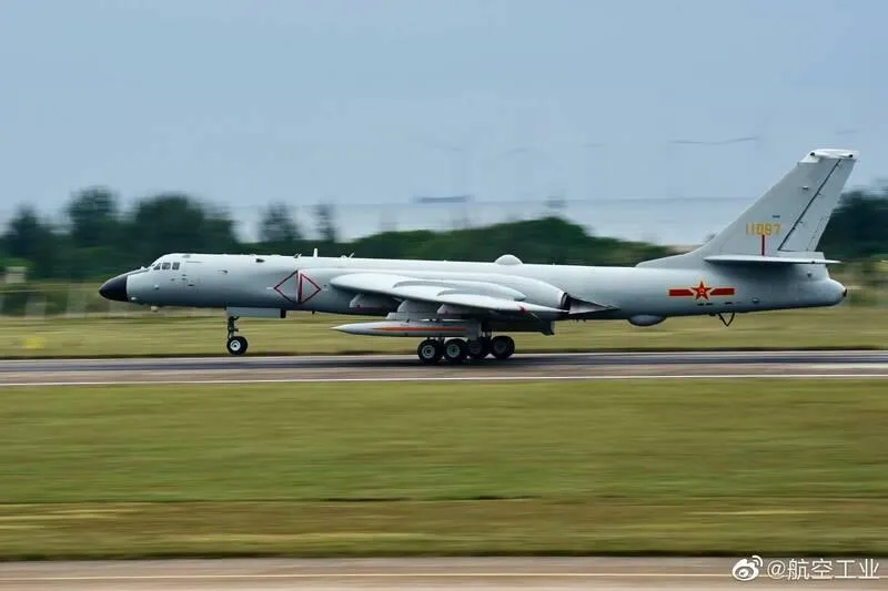 共軍轟炸機掛載鷹擊-21飛彈。（圖／擷取自Rupprecht_A推特）