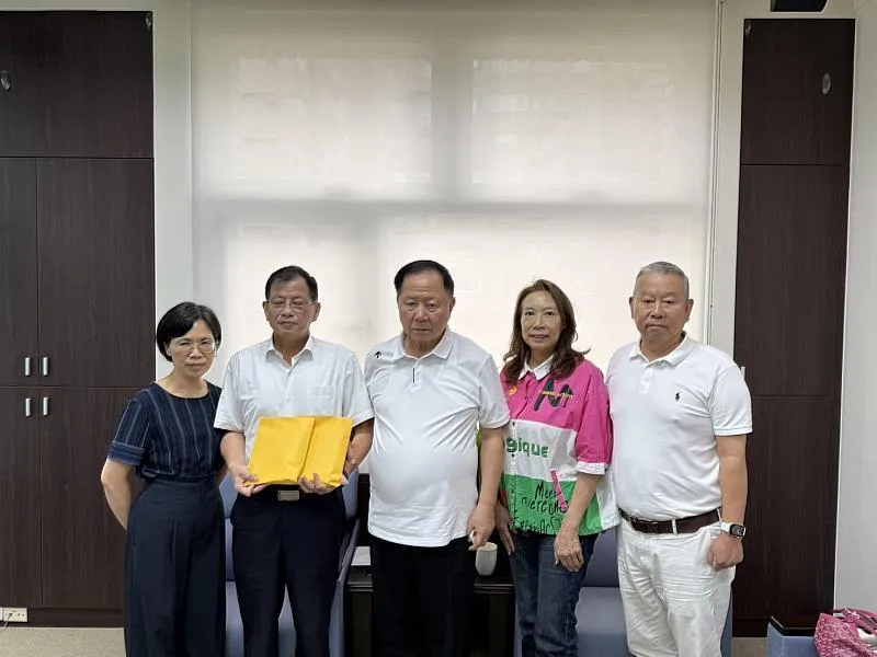 薇閣文教公益基金會董事長李傳洪（左3）11日拜會新北市消防局局長陳崇岳(左2)，親自慰問2名殉職勇消遺眷，致贈30萬元慰問金。（圖／翻攝畫面）