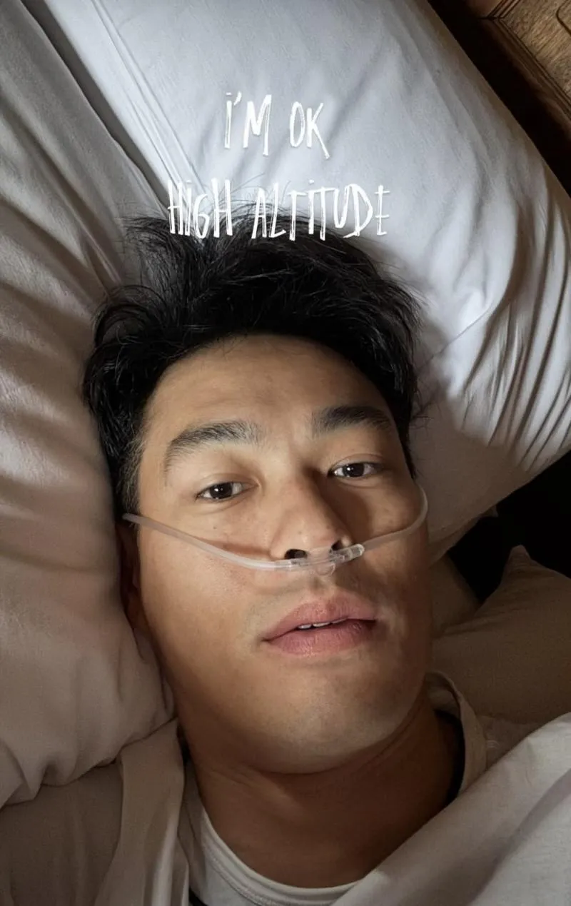 楊祐寧戴著氧氣鼻管，臉上神情疲憊。（圖／翻攝自IG）