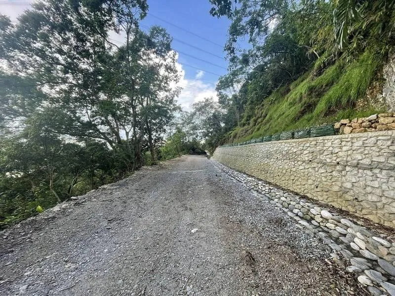 花蓮市近郊最熱門的登山步道佐倉步道去年0403強震後多處坍崩受損，農業部林業及自然保育署經過一年多修復，將在21日重啟，圖為2.58K護坡完工。（圖／花蓮分署提供）