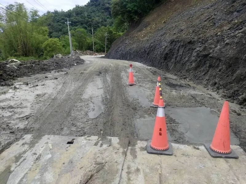 台南市南化區關山里因唯一聯外道路南179線3.9K處先前坍塌,目前修築臨時便道管制通行。(圖/南化區公所提供)