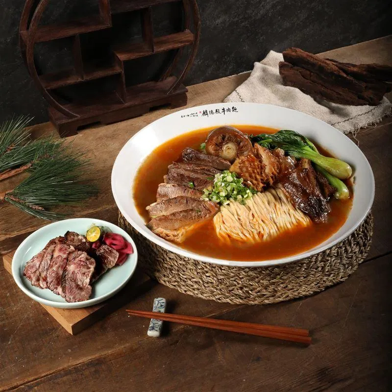 「麟德殿牛肉麵」在台北市中山商圈首登場,滿漢五福牛肉麵為鎮店之作。(圖/築間餐飲集團提供)