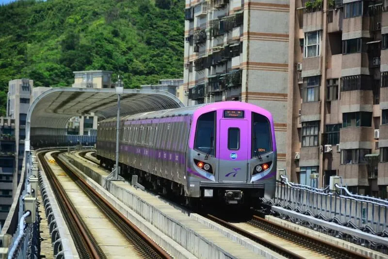 桃園龜山A7重劃區近年大量人口移入。龜山樂善里戶數突破1萬,為桃園之冠。通勤族抱怨機捷尖峰時段人潮爆滿。(資料圖/機捷公司提供)