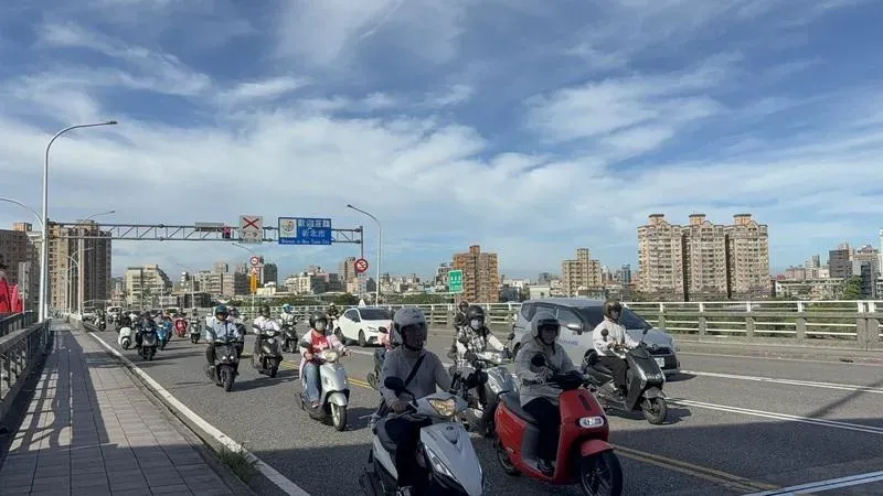 台北市公館圓環拆除及地下道填平工程13日動工，各界關注福和橋及永福橋交通情況。圖為永福橋從永和往北市方向16日上午8時許車流狀況。（圖／中央社）