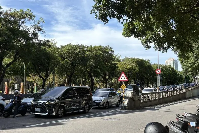 台北市公館圓環拆除及地下道填平工程13日動工，各界關注福和橋及永福橋交通情況。圖為16日上午8時許永福橋台北端停等紅燈車流。（圖／中央社）