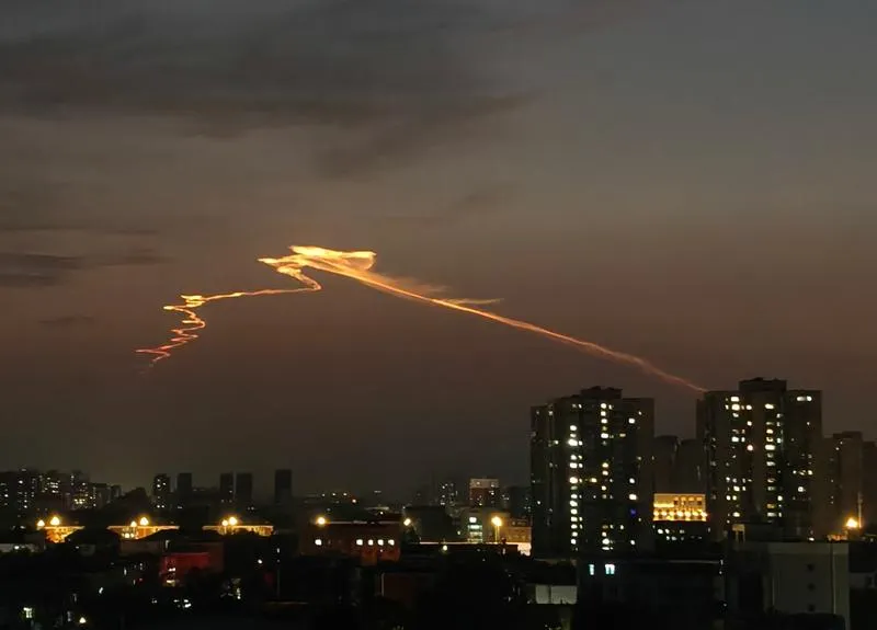 北京天空在29日傍晚出現罕見光帶。（圖／翻攝《北京日報》）