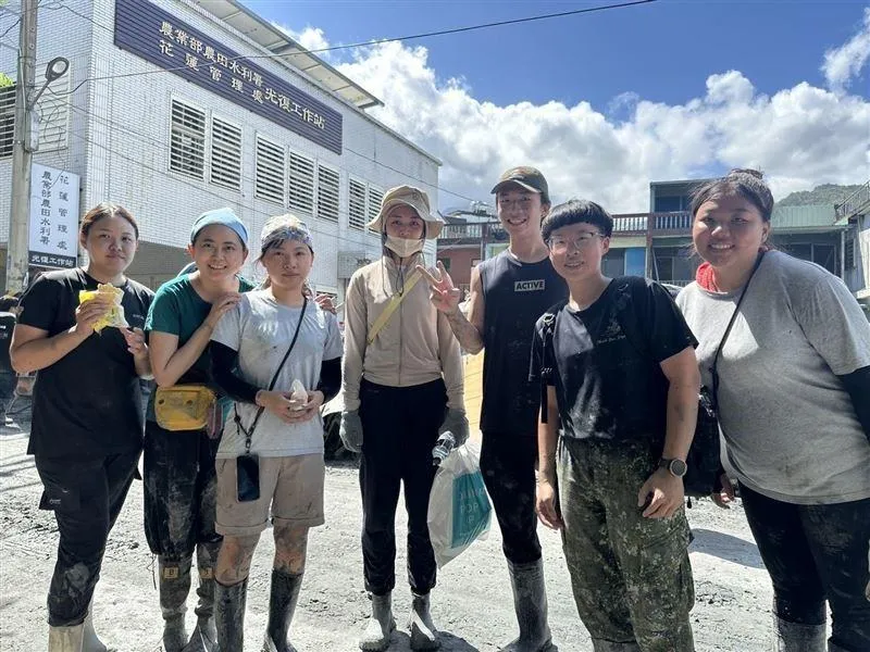 陸軍飛彈光電基地勤務廠官兵，利用休假前往光復鄉協助復原。(圖/飛勤廠)