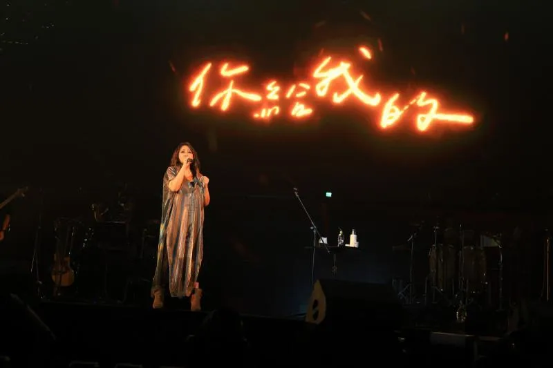 歌手家家失言風波道歉後首登台演唱。(圖/相信音樂提供)