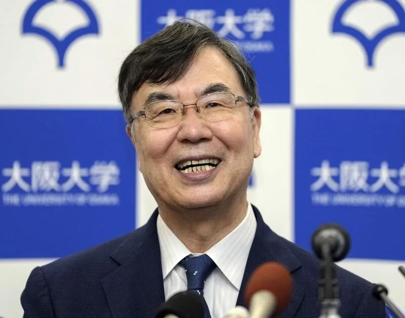 日本免疫學家坂口志文獲得諾貝爾醫學獎,6日在大阪大學召開記者會時展現笑容。(圖/共同社)
