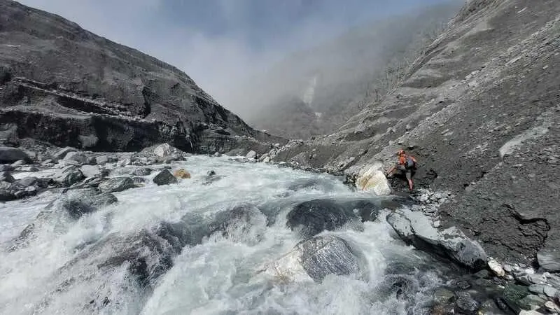 特遣隊員沿邊緣挖開腳點,一路往上前往堰塞湖。(圖/林業署花蓮分署提供)