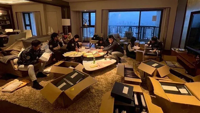北檢持續偵辦太子集團跨國洗錢案，專案小組成員在豪宅內搜查證物。（圖／資料照片）