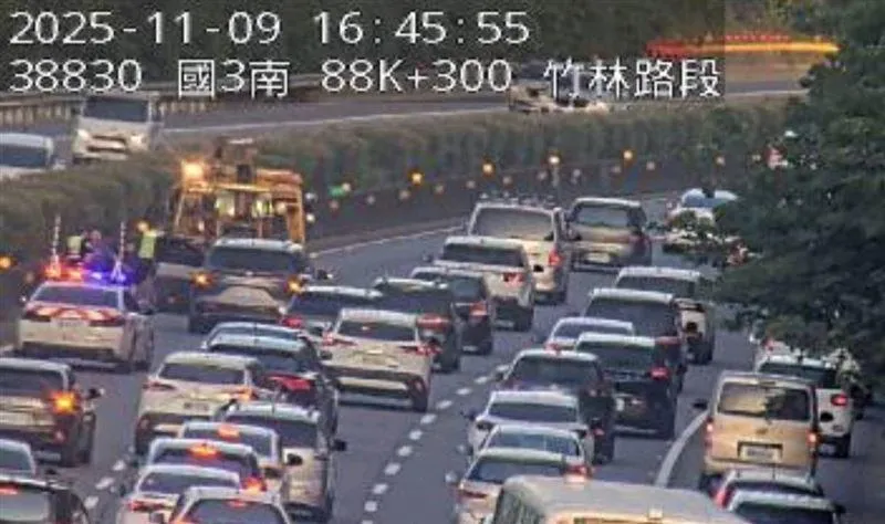 國道3號北向87.8公里處的竹林路段,9日下午4時許發生一起三輛轎車的連環追撞事故。(圖/翻攝自國道即時影像)