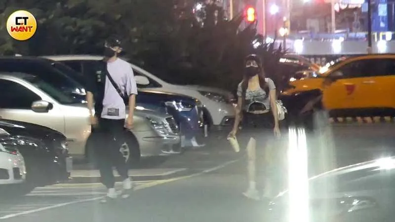 馮晨軒和孟潔在三創美食街用餐結束後牽車離開，結束一日的約會行程。（圖／CTWant）