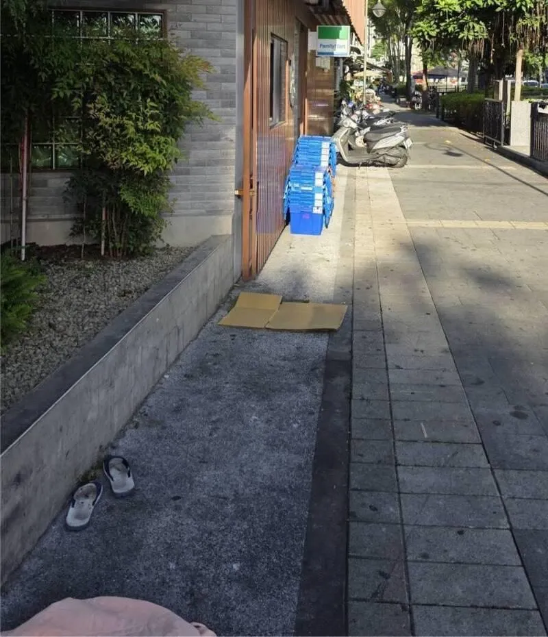 街友暴斃在超商門外,外面還有他的棉被和藍白拖。(圖/民眾提供)