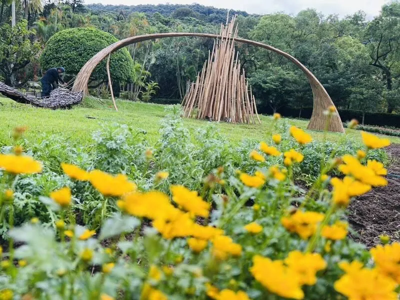 來自花蓮豐濱鄉的地景藝術家撒部·噶照展出作品「風起光湧」，打造會發光、發聲的地景藝術。（圖／台北市公園處提供）