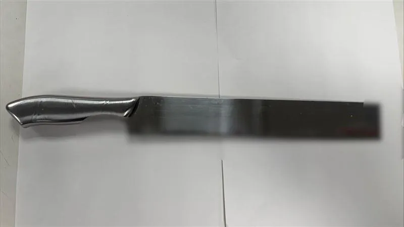 余男用來砍人的刀械。（圖／警方提供）