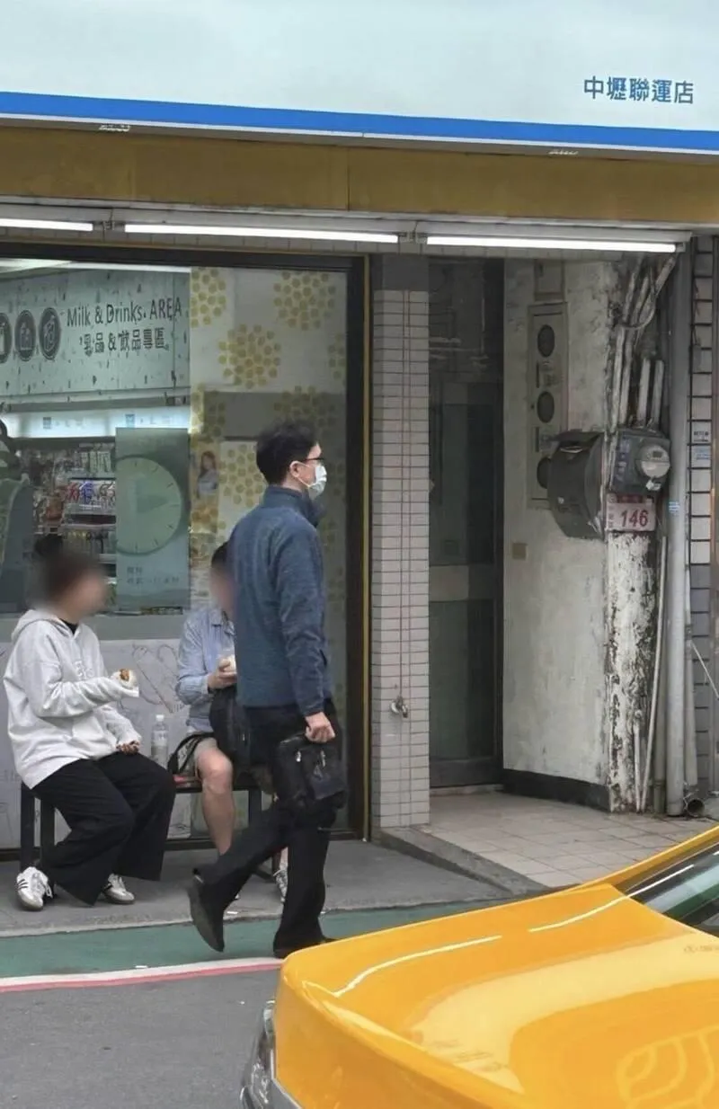 該名偷拍狼常出沒在中壢火車站商圈。（圖／取自內壢大小事）