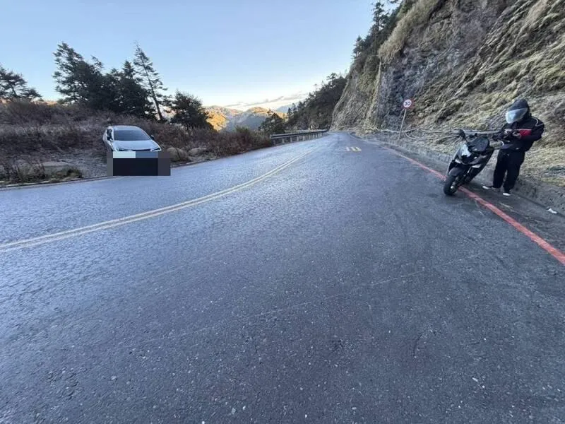 武嶺至松雪樓的山區彎道也因濕滑情況增加車輛打滑風險，現場已有多起汽機車打滑的驚險情況發生。（圖／翻攝畫面）
