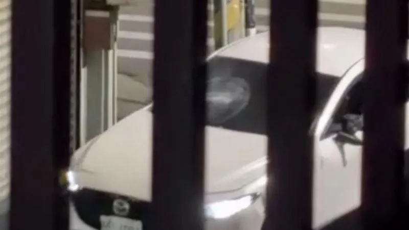 該車倒車又衝撞後準備離開。（圖／記者爆料網）
