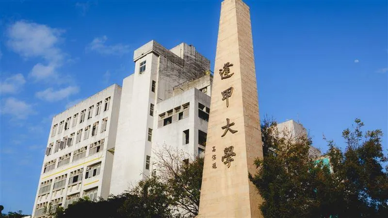 台中逢甲大學的一名行銷系學生因在餐廳舉辦活動時，向一間炸雞店老闆提出「0成本抽成」的合作要求，卻遭到拒絕，並在社交媒體上發文攻擊老闆，言辭激烈，甚至質疑對方是否「沒打狂犬疫苗」。（圖／逢甲大學提供）