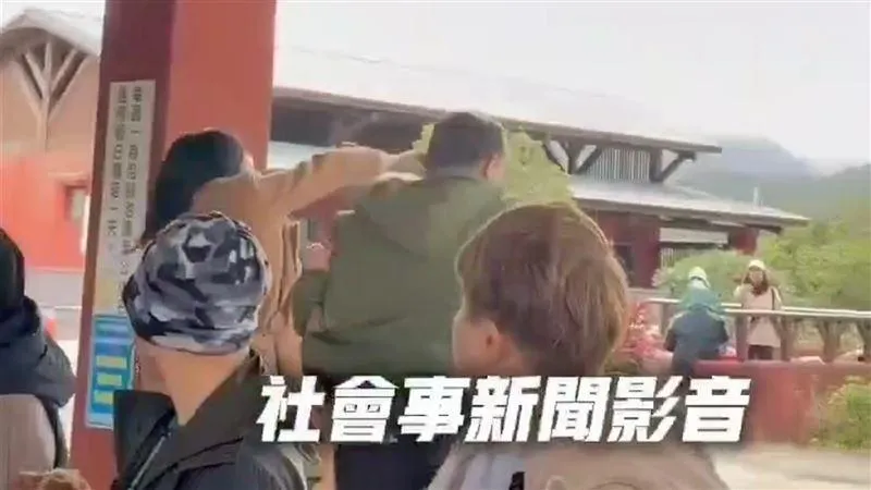 2對夫妻互毆畫面。(圖/翻攝社會事新聞影音)