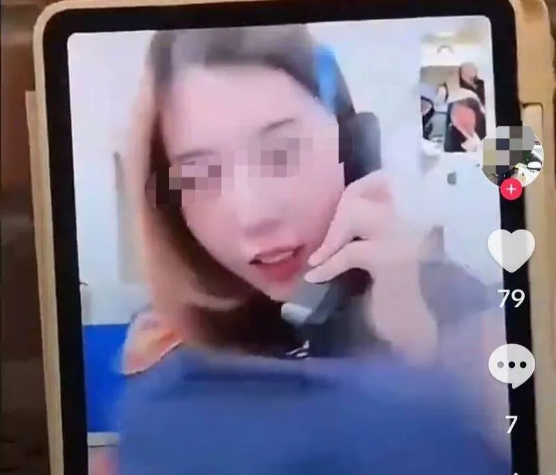該名女警目前已因值勤時視訊聊天被懲處。(圖/翻攝畫面)