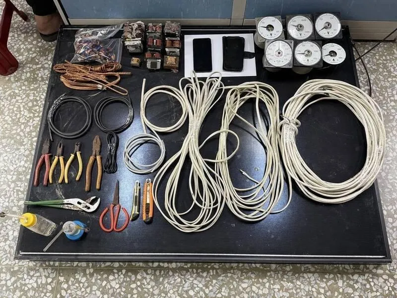 警方查扣的贓物,底下黑色一大塊就是光電板。(圖/警方提供)。