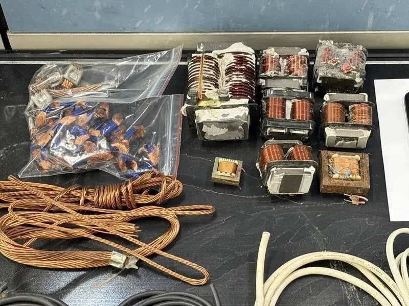 警方查扣的贓物,底下黑色一大塊就是光電板。(圖/警方提供)。