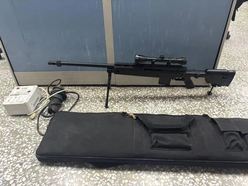 警方查扣的贓物中還有具殺傷力的空氣狙擊長槍。(圖/警方提供)。