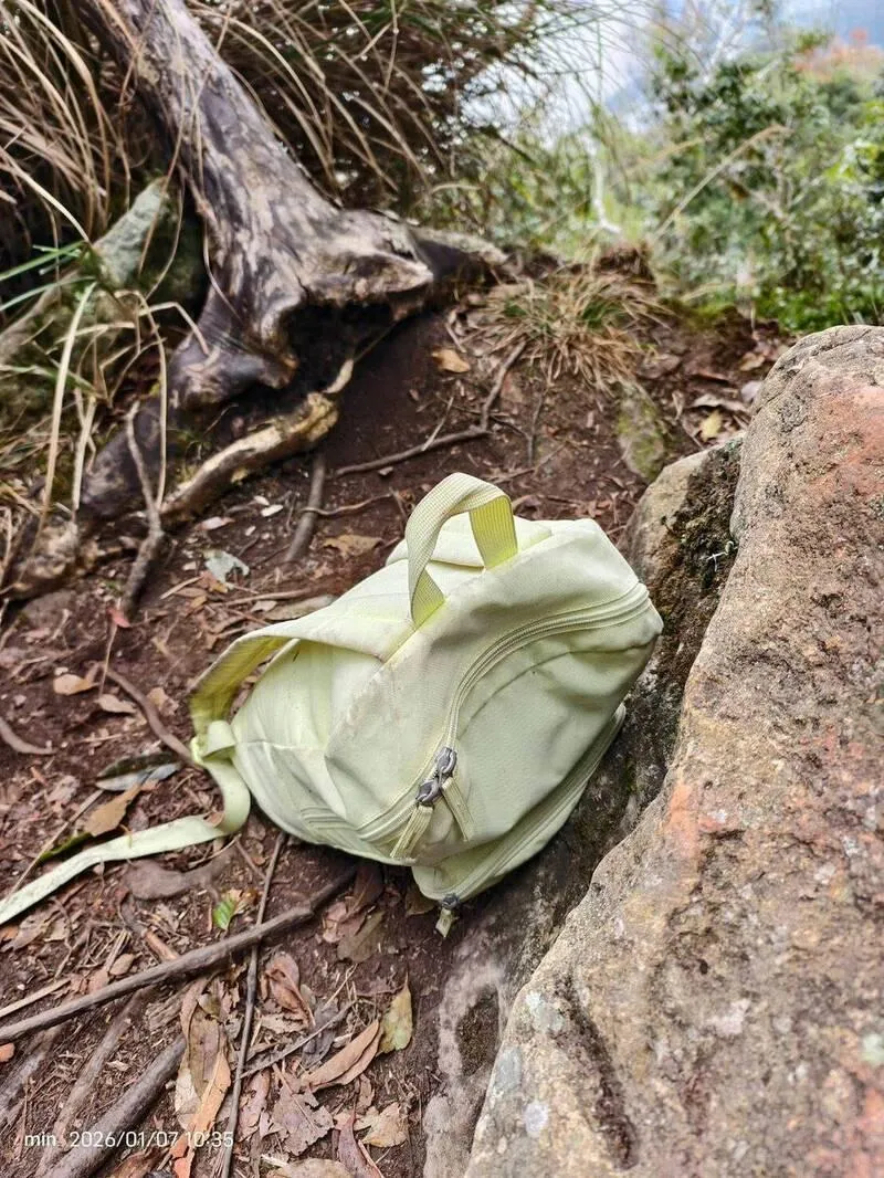 苗栗縣消防局於1月7日下午接獲報案，指加里山9號樁附近發現一個黃綠色背包，擔心可能是登山客墜谷或失蹤。（圖／翻攝畫面）