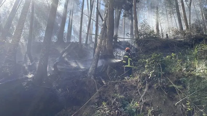 警消目前仍持續阻擋火勢，避免其延燒至「竹創生基地」（圖／民眾提供）