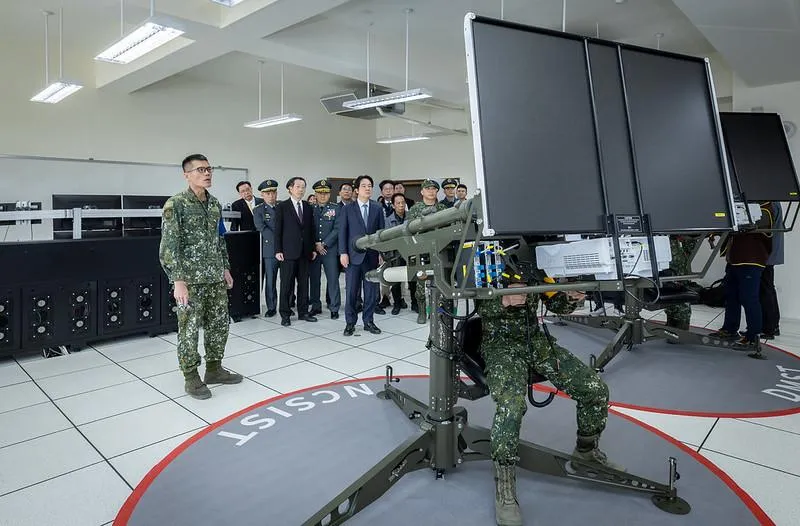 賴清德總統視察陸軍裝備。（總統府提供）
