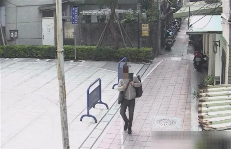 廖聰賢逃亡時的身影。（圖／翻攝畫面）
