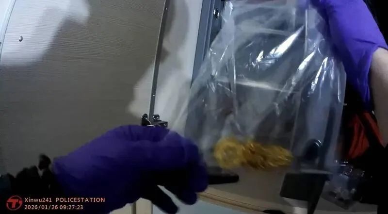 金項鍊跟金吊墜在負責接應的25歲周姓共犯的家中找到。（圖／警方提供）