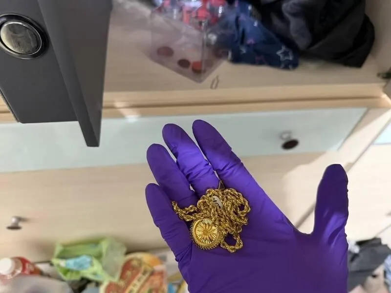 金項鍊跟金吊墜在負責接應的25歲周姓共犯的家中找到。（圖／警方提供）