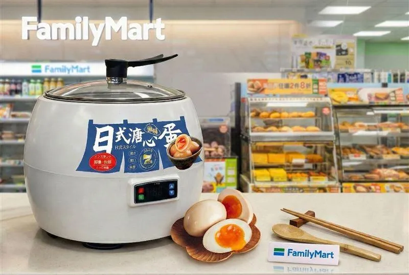 全家便利商店近日宣布推出一款新產品「用撈的」日式溏心蛋，主打「免剝殼、免拆袋、冷藏爆汁口感」的三大特色，讓顧客能輕鬆享受如同日式拉麵店等級的美味。（圖／全家超商提供）