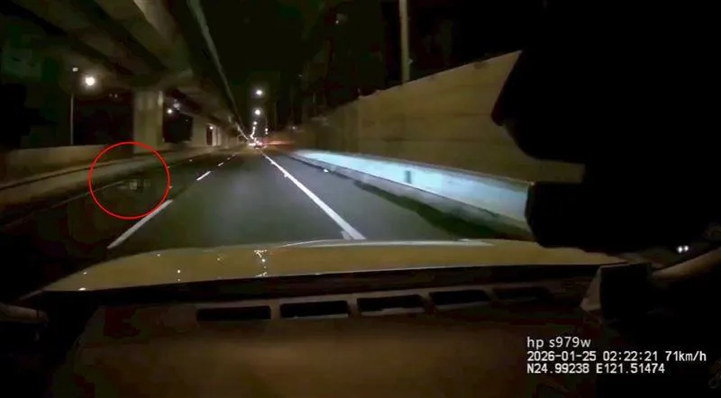 政大雙學士畢業學霸溫男遭連4輾,倒臥內側車道畫面曝光。(圖/網友網友fhysono999授權提供)