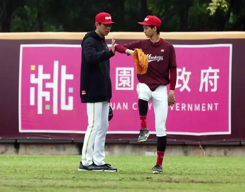 王溢正指導鍾亦恩。(圖/中央社)