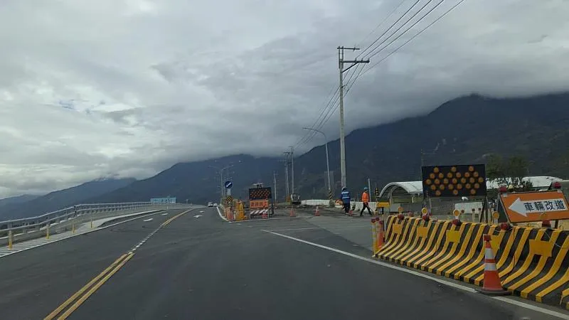 公路單位斥資約新台幣17.52億元辦理池上大橋改建工程,北上線新橋已於115年1月25日完工並開放通行。(圖/翻攝畫面)